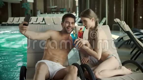 在水疗中心喝鸡尾酒男性和女性在水疗中心自助视频的预览图