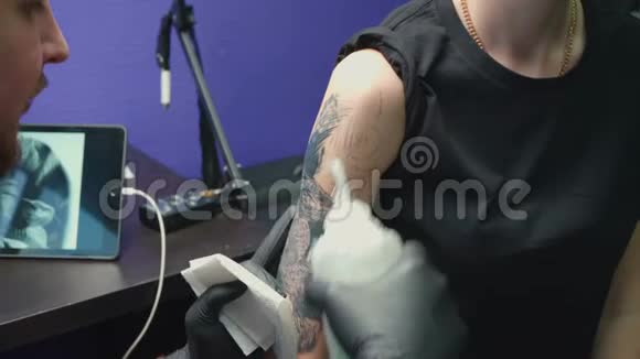 纹身师做消毒的视频视频的预览图