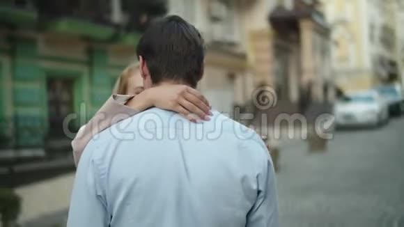 浪漫的商务情侣拥抱在外面可爱的一对在约会视频的预览图