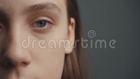 年轻女子把粉底霜涂在脸上视频的预览图