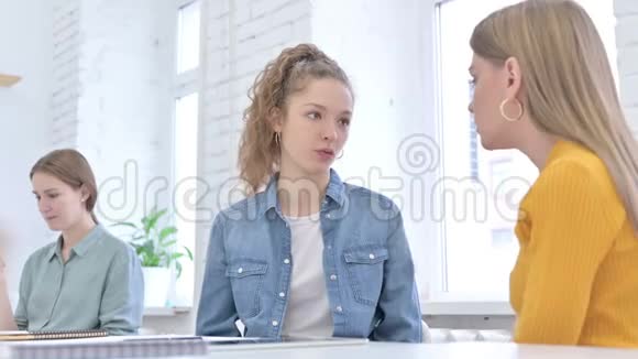 惹怒年轻女设计师在办公室争吵视频的预览图