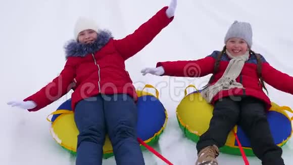 快乐的童年概念孩子们户外的圣诞节假期快乐的孩子们玩得开心骑着雪碟笑着视频的预览图