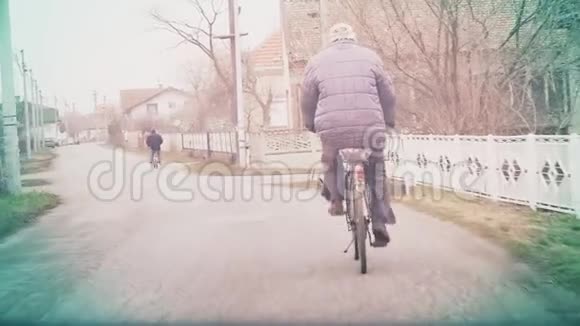 一个年长的人骑自行车视频的预览图