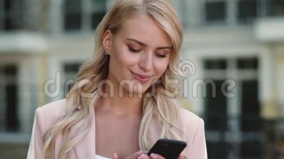 肖像女子在电话上打字信息在户外使用智能手机的女商人视频的预览图