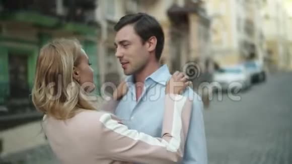 爱情夫妻在街上互相看着一对年轻夫妇在约会视频的预览图