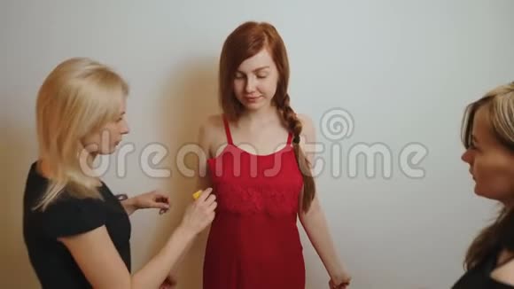 视频两个裁缝他们的客户在阿泰利耶视频的预览图