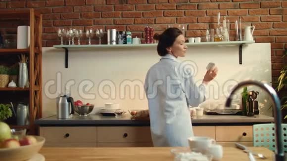 准备健康早餐的女人女孩把两个酸奶杯放在木桌上视频的预览图