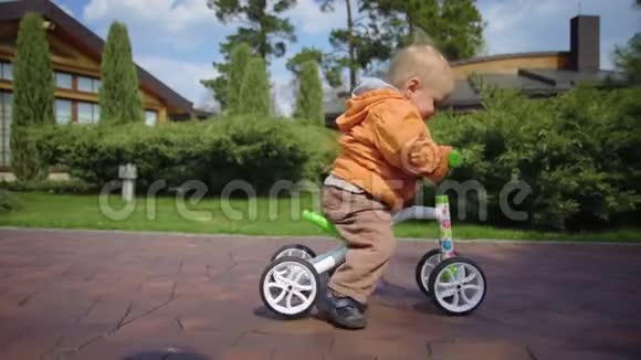 小男孩第一次尝试骑自行车专注的男孩骑在自行车慢动作视频的预览图