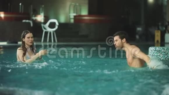 一对幸福的夫妇一起在游泳池里嬉水在游泳池里玩得开心的浪漫情侣视频的预览图