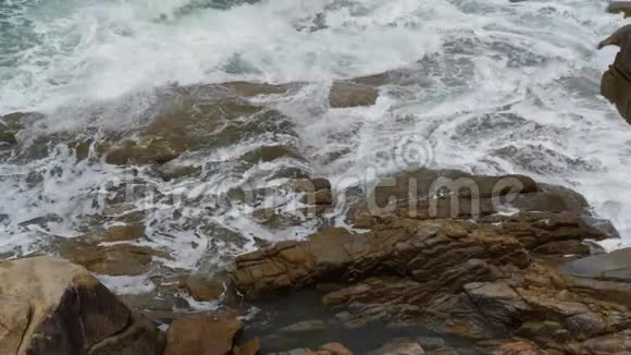 海洋风暴波在海岩上视频的预览图