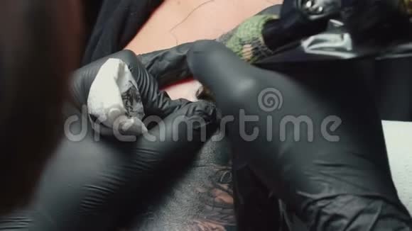 男子纹身师为妇女刺蛇纹身视频的预览图