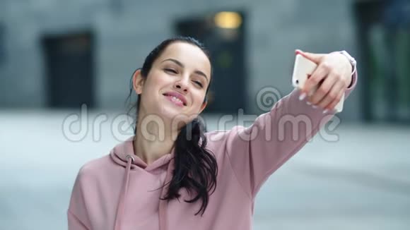 特写开朗的女人摆姿势拍照快乐女人展示胜利标志视频的预览图