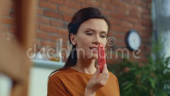 女人品尝红辣椒片女孩在家里闻着一块胡椒视频的预览图