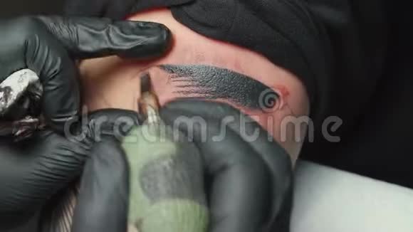 男子纹身师在沙龙纹身视频的预览图