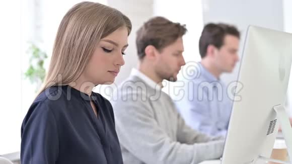 创意专业人员使用笔记本电脑在办公室视频的预览图