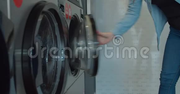 女人拿走洗衣服自助公共洗衣店视频的预览图