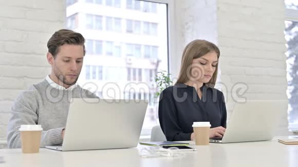 严肃的创意男人和女人在办公室工作视频的预览图