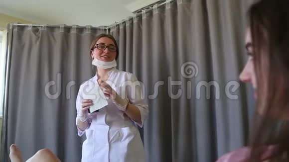 女医生向她的女病人解释诊断回避程序视频的预览图