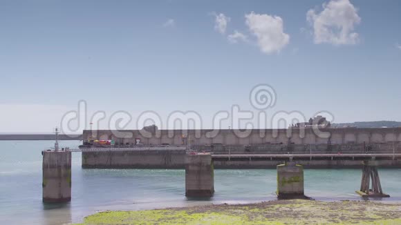 海港长墙的宽阔视野视频的预览图