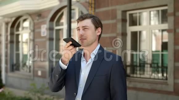 商人在户外打电话的肖像有人在街上打电话视频的预览图