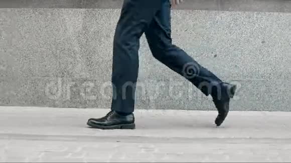 商人们穿着黑鞋走路户外行走的贴身黑鞋视频的预览图