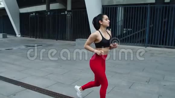 性感的跑步女孩在城市慢跑健身妇女训练运动视频的预览图