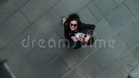 顶景情侣在街上拥抱商务夫妇在外面微笑视频的预览图