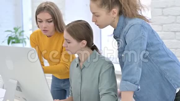 勤劳的女性创业团队在桌面上工作视频的预览图
