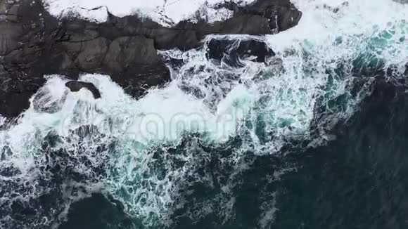 一只美丽的海鲈有大浪视频的预览图