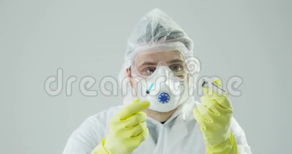 穿着防护服的医生画像用冠状病毒疫苗填充注射器视频的预览图