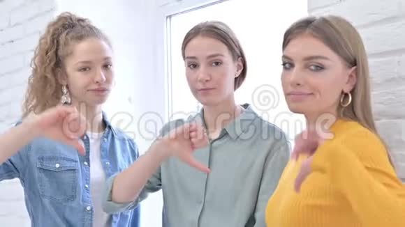 失望的女性创意团队展示大拇指视频的预览图