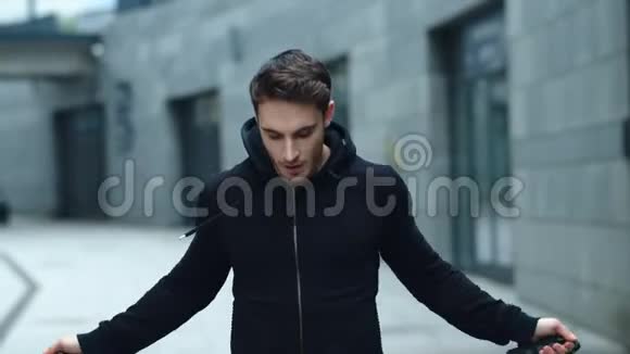 健身男子在户外跳绳使用跳绳的贴身运动员视频的预览图
