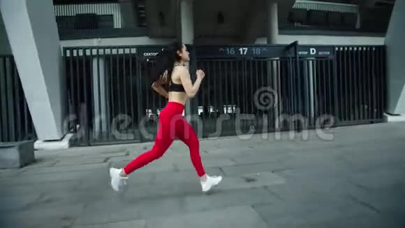 健身女孩在户外缓慢运动女运动员训练运动视频的预览图