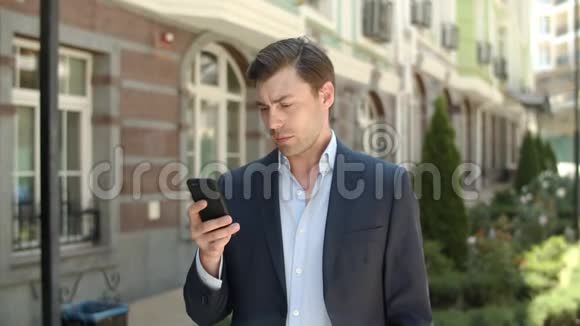 特写记者在街上用现代电话商人室外打字号码视频的预览图