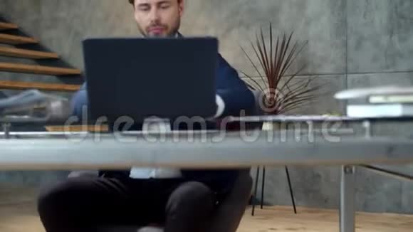 专注的商人在办公室工作笔记本电脑最高管理者阅读文本视频的预览图