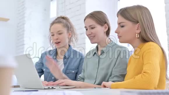 开朗的女性创意团队做视频聊天笔记本电脑视频的预览图