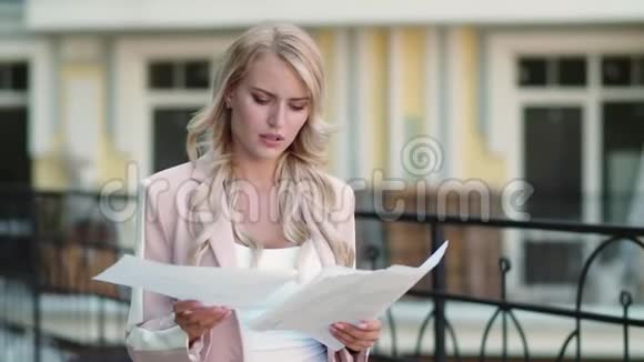 做文件的贴身女人女商人在室外阅读视频的预览图