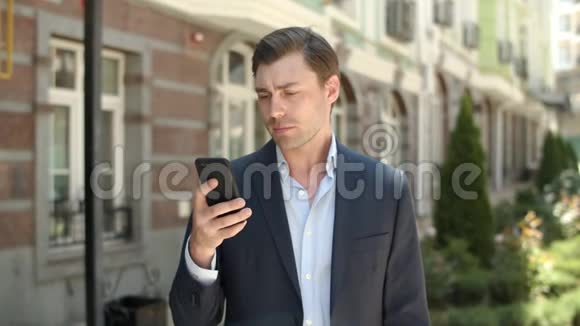 肖像人使用智能手机户外商人在街上打电话视频的预览图