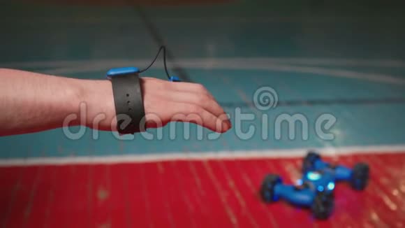 人用手控制汽车玩具的视频视频的预览图