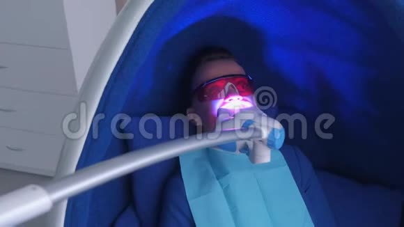 牙科工作室女性牙齿LED美白美容程序视频的预览图