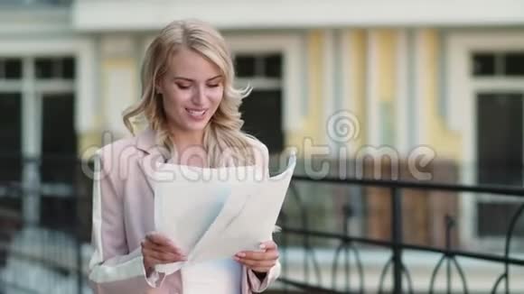 在街上看文件的特写女人女性阅读商业文件视频的预览图