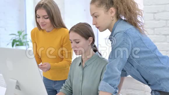 创意女性创业团队致力于平板电脑和桌面视频的预览图