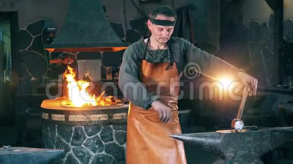 人靠铁砧在锻炉旁休息视频的预览图