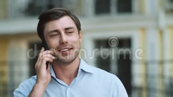 肖像男在户外打电话穿着衬衫在户外打电话的男人视频的预览图
