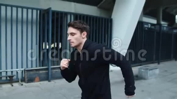 近距离运动员训练户外锻炼健身男子在城市街道上跑步视频的预览图