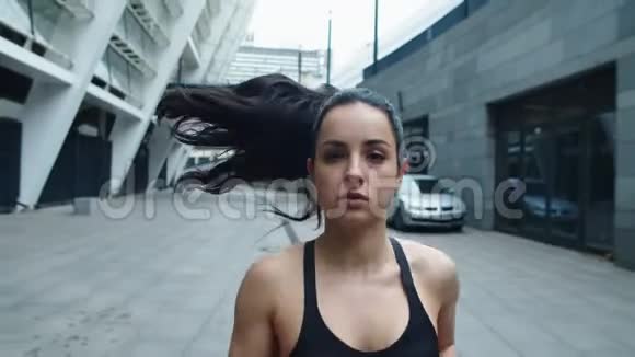 跑步女子深呼吸户外的肖像性感女运动员跑步视频的预览图