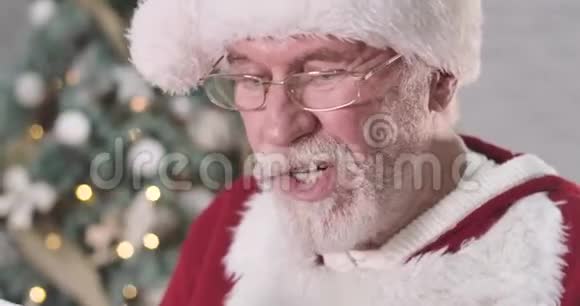 圣诞老人脸上戴眼镜的极端特写露出不悦的脸看着相机摇头签名视频的预览图