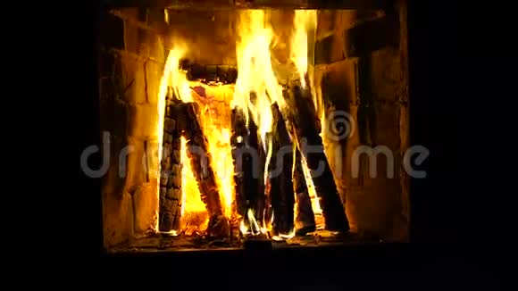 燃烧的壁炉温暖的火声视频的预览图