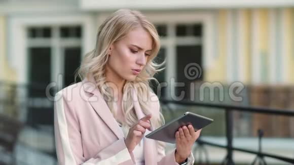 做触摸板的特写女人女人在触摸板上听到坏消息视频的预览图