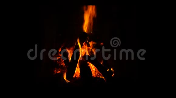 一个燃烧的壁炉天鹅绒般的火声视频的预览图